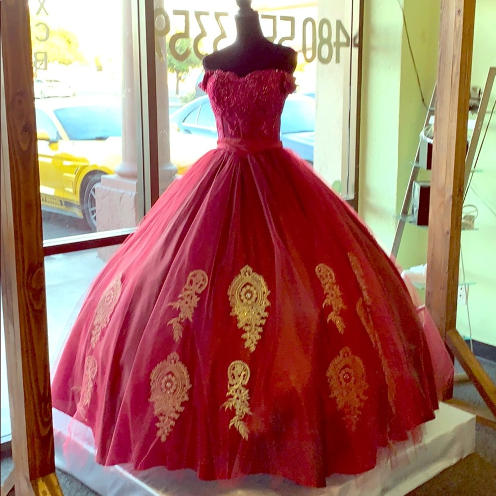 QUINCEAÑERA/PROM Strapless BURGUNDY/ GOLD dress.